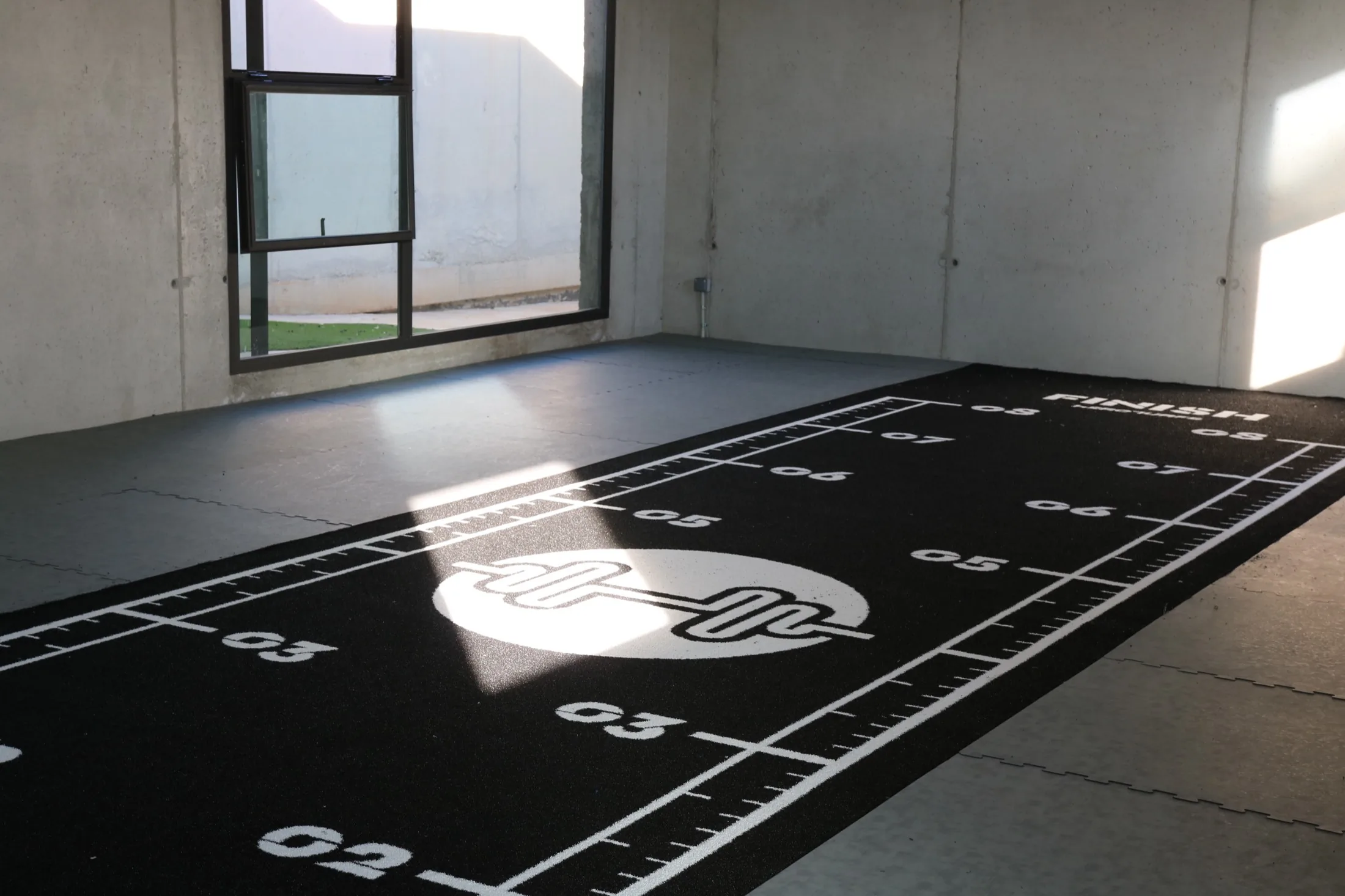 Pista Heroturfs consegnata e stesa in una palestra