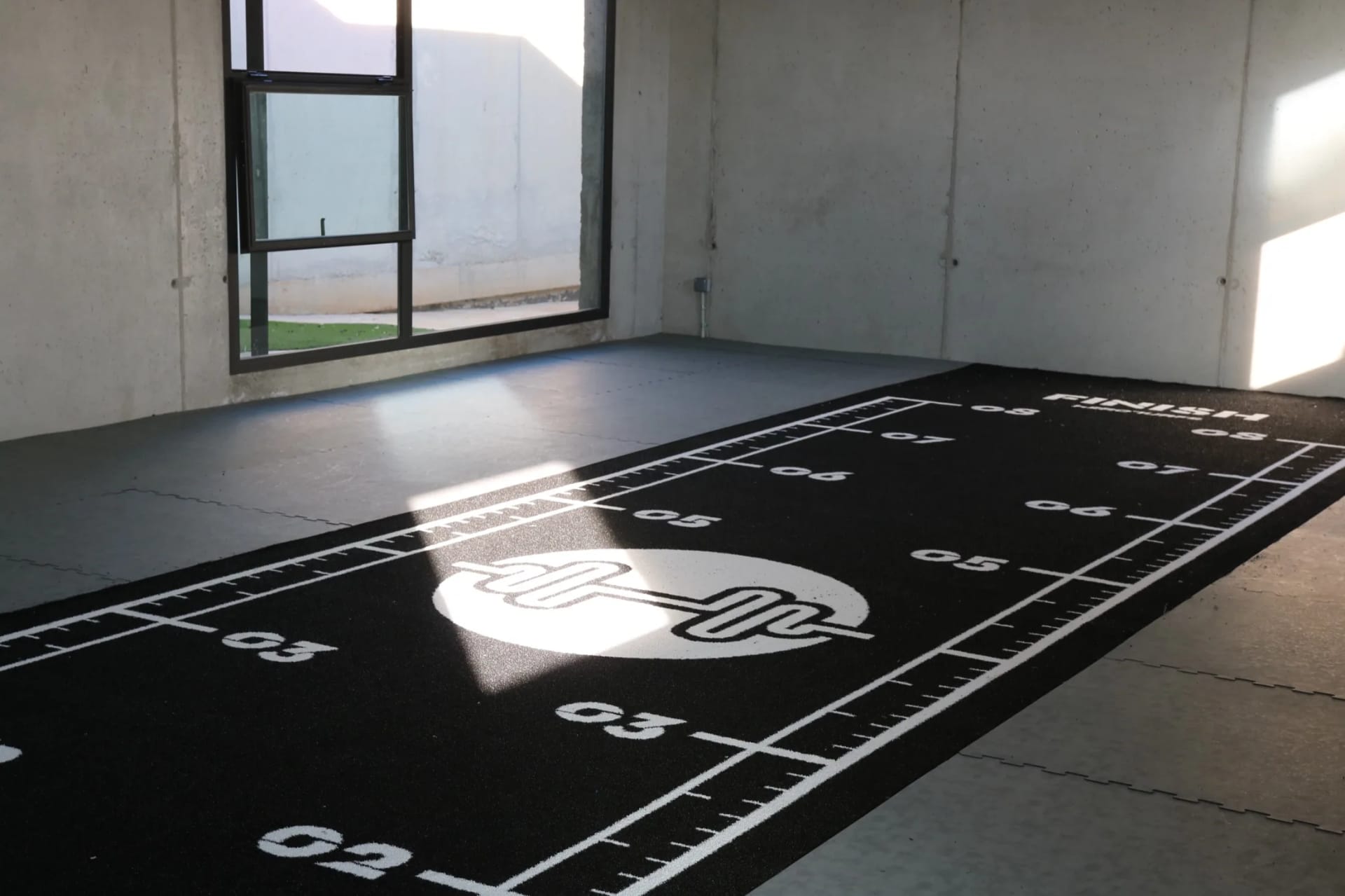 Pista Heroturfs consegnata e stesa in una palestra