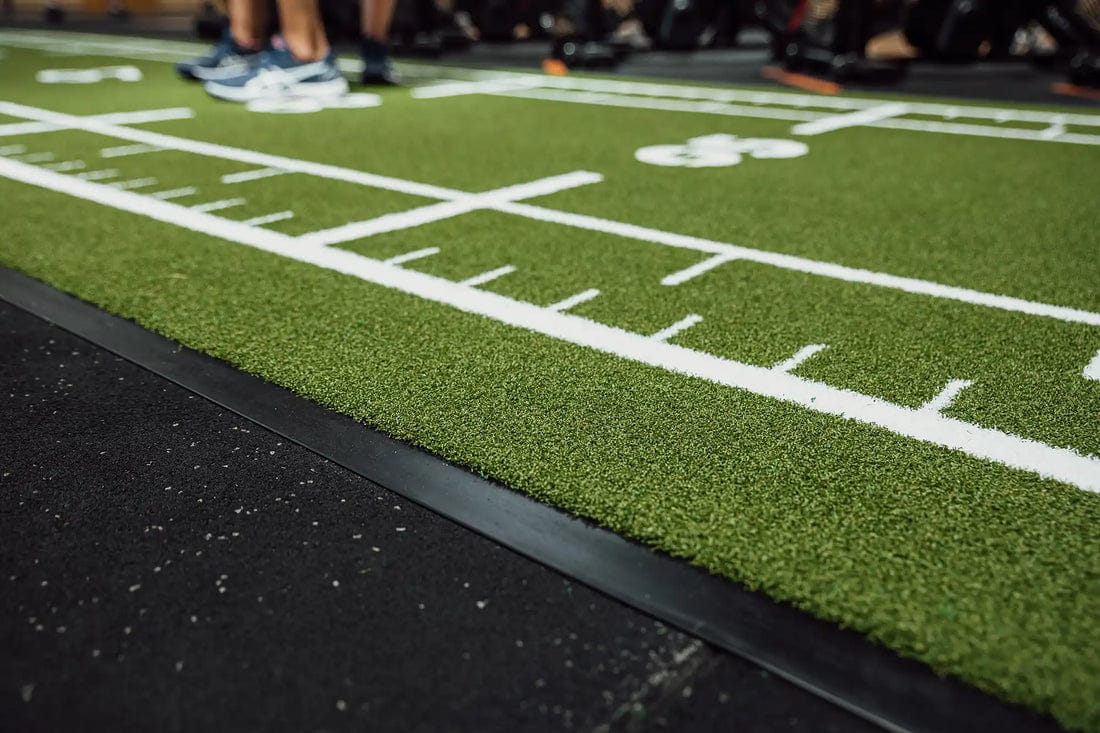 Aspirare il pavimento della palestra prima dell'installazione dell'erba sintetica