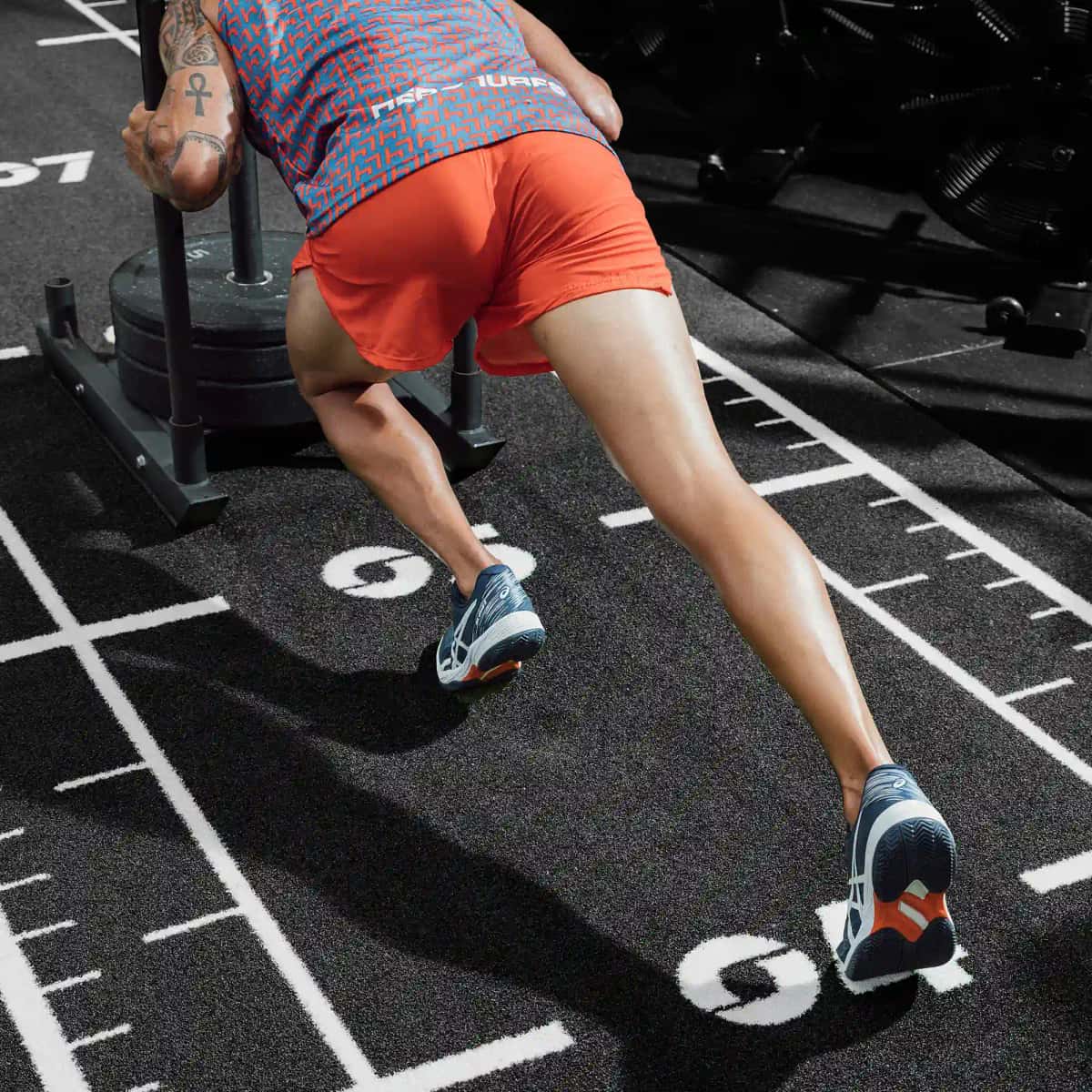 Trascinamenti e spinte della slitta su erba sintetica in palestra